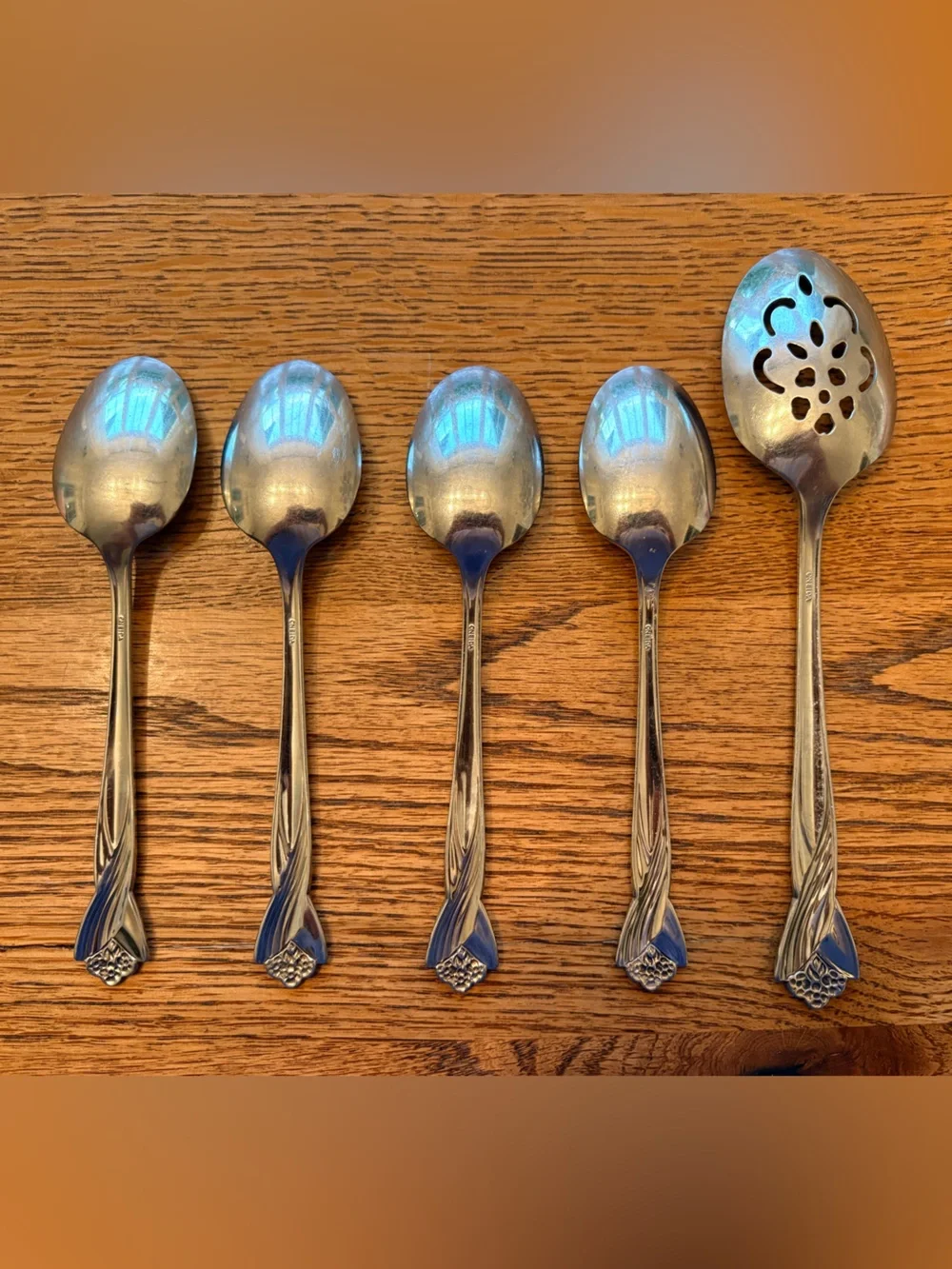 Oneida Katrina Stainless Steel Soup Spoons - set of 4 & 1 Pierced Serving Spoon